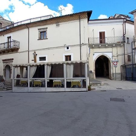 Alloggi Piazza Umberto Primo Pacentro Bagian luar foto