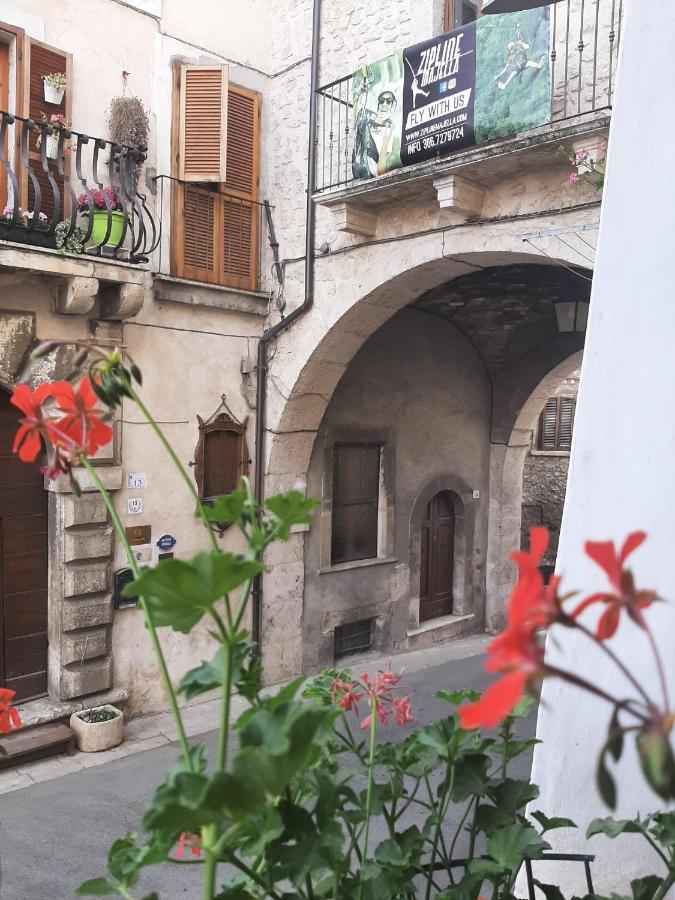 Alloggi Piazza Umberto Primo Pacentro Bagian luar foto
