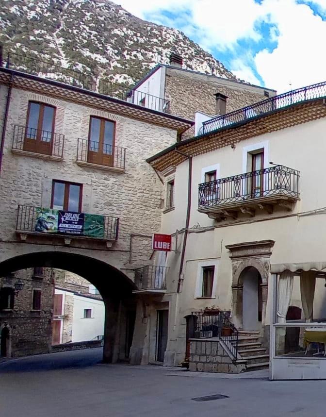Alloggi Piazza Umberto Primo Pacentro Bagian luar foto